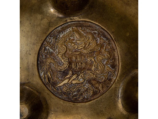 A chinese bronze tripod censer, paired with upright loop handles, with a xuande mark, h 11,5 - l 17 cm - weight about 2499g - afbeelding 9 van  11