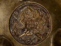 A chinese bronze tripod censer, paired with upright loop handles, with a xuande mark, h 11,5 - l 17 cm - weight about 2499g - afbeelding 9 van  11