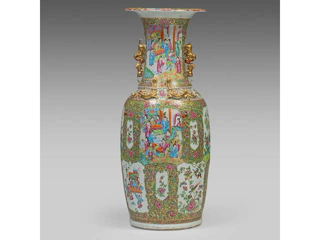 A chinese canton famille rose 'court scenes' large vase, paired with large recumbent lions handles, 19thc, h 88,5 cm - afbeelding 1 van  6