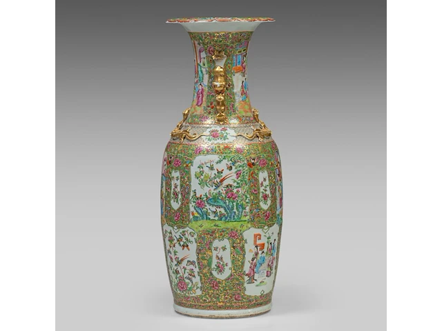 A chinese canton famille rose 'court scenes' large vase, paired with large recumbent lions handles, 19thc, h 88,5 cm - afbeelding 2 van  6