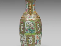 A chinese canton famille rose 'court scenes' large vase, paired with large recumbent lions handles, 19thc, h 88,5 cm - afbeelding 2 van  6