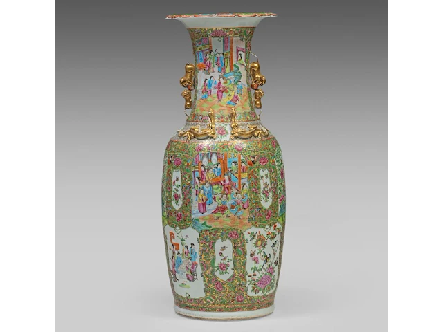A chinese canton famille rose 'court scenes' large vase, paired with large recumbent lions handles, 19thc, h 88,5 cm - afbeelding 3 van  6