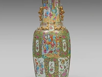 A chinese canton famille rose 'court scenes' large vase, paired with large recumbent lions handles, 19thc, h 88,5 cm - afbeelding 3 van  6