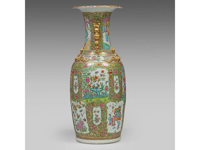 A chinese canton famille rose 'court scenes' large vase, paired with large recumbent lions handles, 19thc, h 88,5 cm - afbeelding 4 van  6