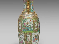 A chinese canton famille rose 'court scenes' large vase, paired with large recumbent lions handles, 19thc, h 88,5 cm - afbeelding 4 van  6