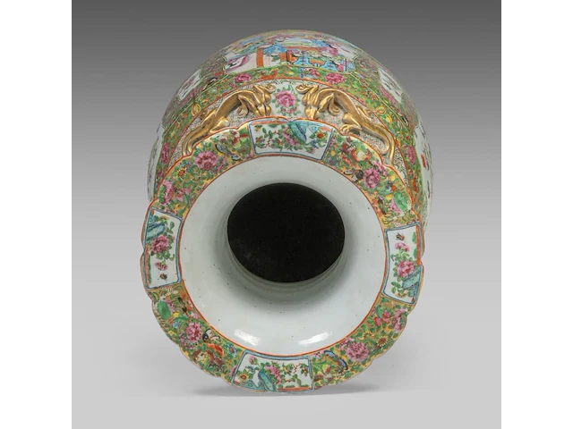 A chinese canton famille rose 'court scenes' large vase, paired with large recumbent lions handles, 19thc, h 88,5 cm - afbeelding 5 van  6