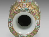A chinese canton famille rose 'court scenes' large vase, paired with large recumbent lions handles, 19thc, h 88,5 cm - afbeelding 5 van  6