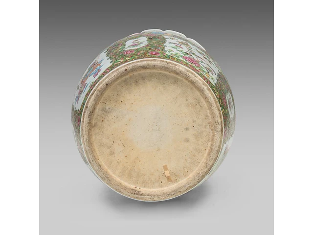 A chinese canton famille rose 'court scenes' large vase, paired with large recumbent lions handles, 19thc, h 88,5 cm - afbeelding 6 van  6