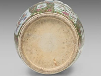 A chinese canton famille rose 'court scenes' large vase, paired with large recumbent lions handles, 19thc, h 88,5 cm - afbeelding 6 van  6