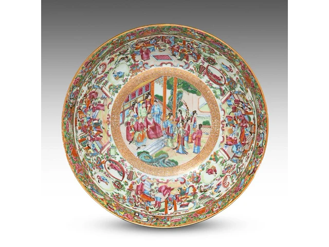A chinese canton 'figures on a terrace' large punch bowl, 19thc, h 18 - ø 47 cm - afbeelding 1 van  7