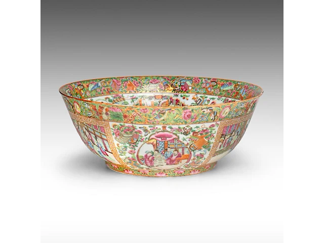 A chinese canton 'figures on a terrace' large punch bowl, 19thc, h 18 - ø 47 cm - afbeelding 4 van  7