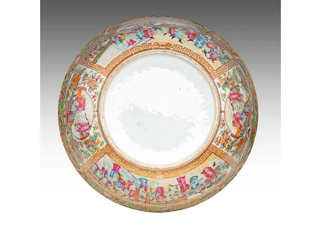A chinese canton 'figures on a terrace' large punch bowl, 19thc, h 18 - ø 47 cm - afbeelding 6 van  7