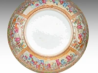 A chinese canton 'figures on a terrace' large punch bowl, 19thc, h 18 - ø 47 cm - afbeelding 6 van  7