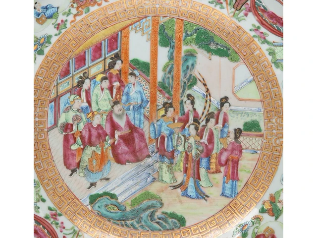 A chinese canton 'figures on a terrace' large punch bowl, 19thc, h 18 - ø 47 cm - afbeelding 7 van  7