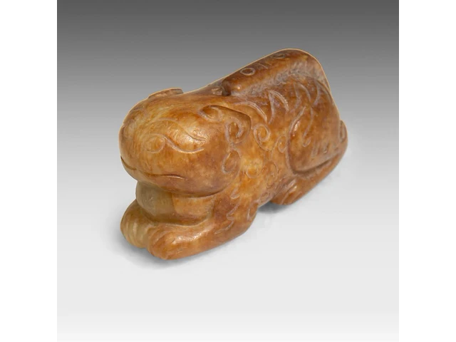 A chinese carved archaistic jade pendant of a lion, l 4,8 cm - afbeelding 1 van  7