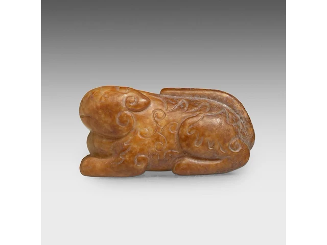A chinese carved archaistic jade pendant of a lion, l 4,8 cm - afbeelding 2 van  7
