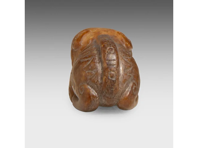 A chinese carved archaistic jade pendant of a lion, l 4,8 cm - afbeelding 3 van  7