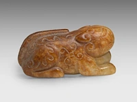 A chinese carved archaistic jade pendant of a lion, l 4,8 cm - afbeelding 4 van  7
