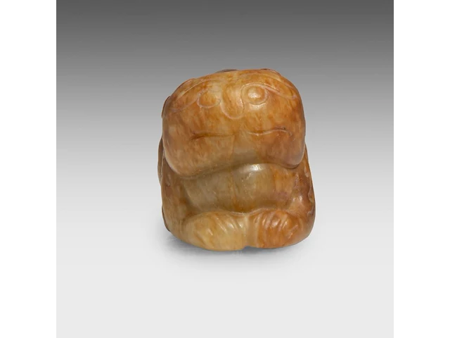 A chinese carved archaistic jade pendant of a lion, l 4,8 cm - afbeelding 5 van  7