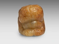 A chinese carved archaistic jade pendant of a lion, l 4,8 cm - afbeelding 5 van  7