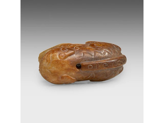 A chinese carved archaistic jade pendant of a lion, l 4,8 cm - afbeelding 7 van  7