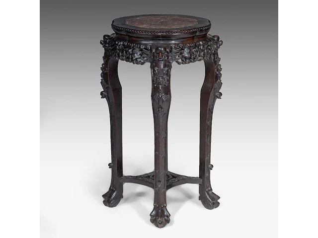 A chinese carved hardwood low table and a tall stand, both inset with a marble top, late qing, h 51 - 58 x 106 cm / h 81 cm - afbeelding 3 van  9
