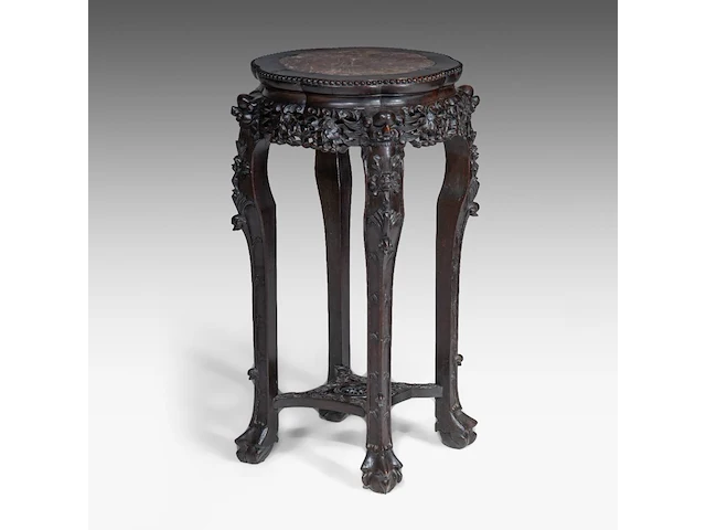 A chinese carved hardwood low table and a tall stand, both inset with a marble top, late qing, h 51 - 58 x 106 cm / h 81 cm - afbeelding 4 van  9