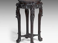 A chinese carved hardwood low table and a tall stand, both inset with a marble top, late qing, h 51 - 58 x 106 cm / h 81 cm - afbeelding 4 van  9