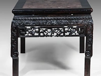 A chinese carved hardwood low table and a tall stand, both inset with a marble top, late qing, h 51 - 58 x 106 cm / h 81 cm - afbeelding 6 van  9