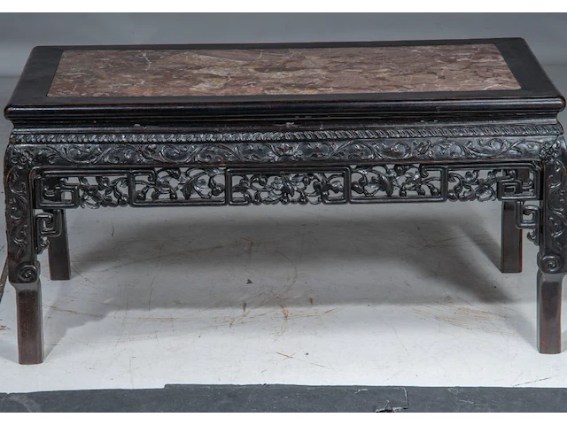 A chinese carved hardwood low table and a tall stand, both inset with a marble top, late qing, h 51 - 58 x 106 cm / h 81 cm - afbeelding 7 van  9