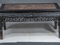 A chinese carved hardwood low table and a tall stand, both inset with a marble top, late qing, h 51 - 58 x 106 cm / h 81 cm - afbeelding 7 van  9