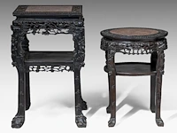 A chinese carved hardwood round stand and a square stand, late qing, h 65 cm (round) / h 81 cm (square) - afbeelding 2 van  6