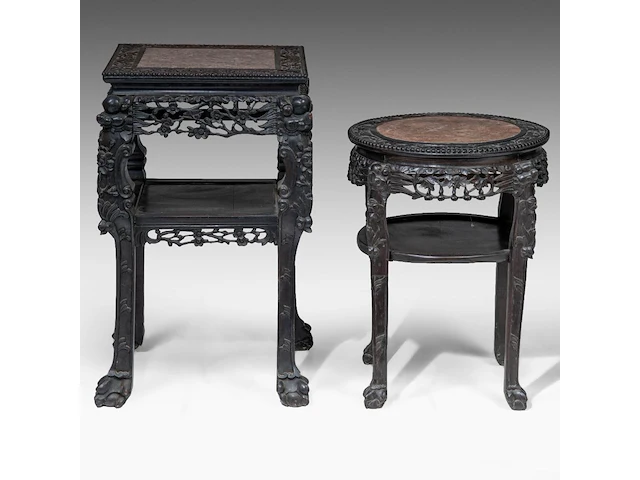 A chinese carved hardwood round stand and a square stand, late qing, h 65 cm (round) / h 81 cm (square) - afbeelding 4 van  6