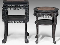 A chinese carved hardwood round stand and a square stand, late qing, h 65 cm (round) / h 81 cm (square) - afbeelding 4 van  6