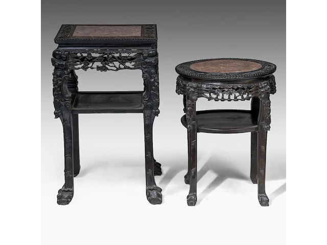 A chinese carved hardwood round stand and a square stand, late qing, h 65 cm (round) / h 81 cm (square) - afbeelding 5 van  6