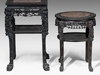 A chinese carved hardwood round stand and a square stand, late qing, h 65 cm (round) / h 81 cm (square) - afbeelding 5 van  6