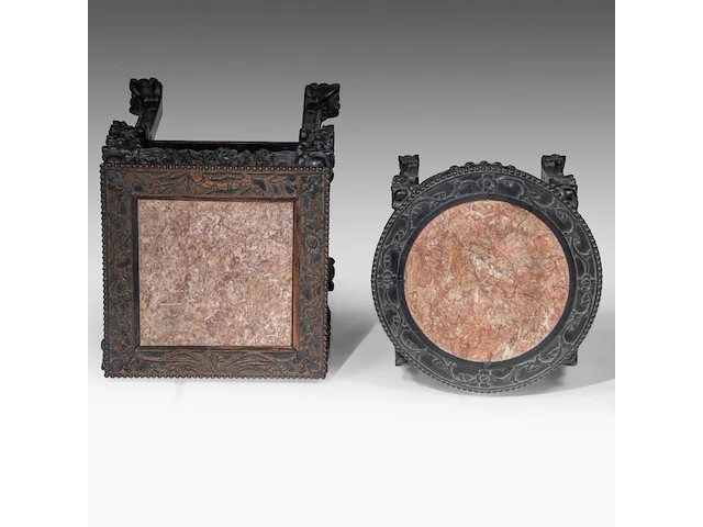 A chinese carved hardwood round stand and a square stand, late qing, h 65 cm (round) / h 81 cm (square) - afbeelding 6 van  6