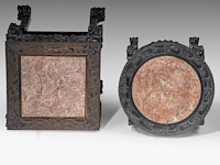A chinese carved hardwood round stand and a square stand, late qing, h 65 cm (round) / h 81 cm (square) - afbeelding 6 van  6