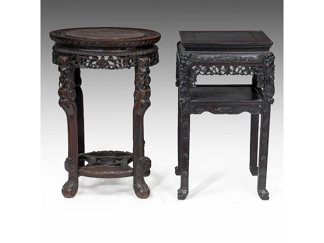 A chinese carved hardwood round stand and a square stand, late qing, h 81 cm (each) - afbeelding 3 van  5