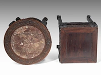 A chinese carved hardwood round stand and a square stand, late qing, h 81 cm (each) - afbeelding 5 van  5