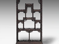 A chinese carved hardwood shelved cabinet in the acanthus-leaf style, late 19th century, h 156 - 81 × 33 cm - afbeelding 2 van  5
