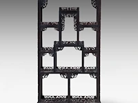 A chinese carved hardwood shelved cabinet in the acanthus-leaf style, late 19th century, h 156 - 81 × 33 cm - afbeelding 4 van  5