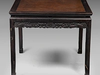 A chinese carved hardwood square table, late qing, h 81,5 - 94 x 94 cm - afbeelding 2 van  6