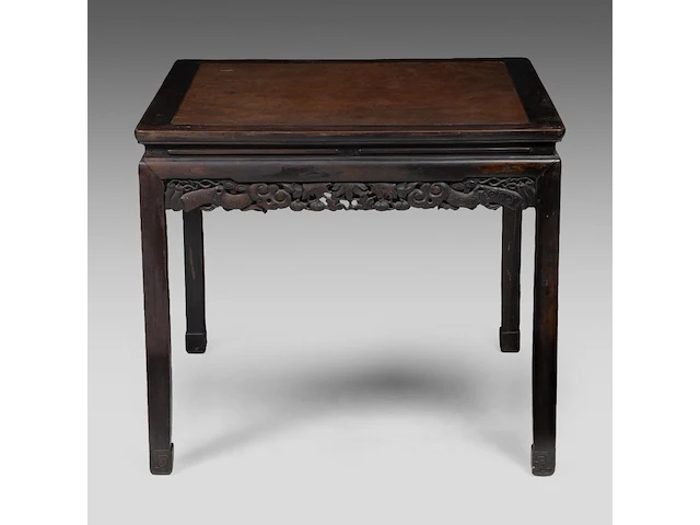 A chinese carved hardwood square table, late qing, h 81,5 - 94 x 94 cm - afbeelding 4 van  6