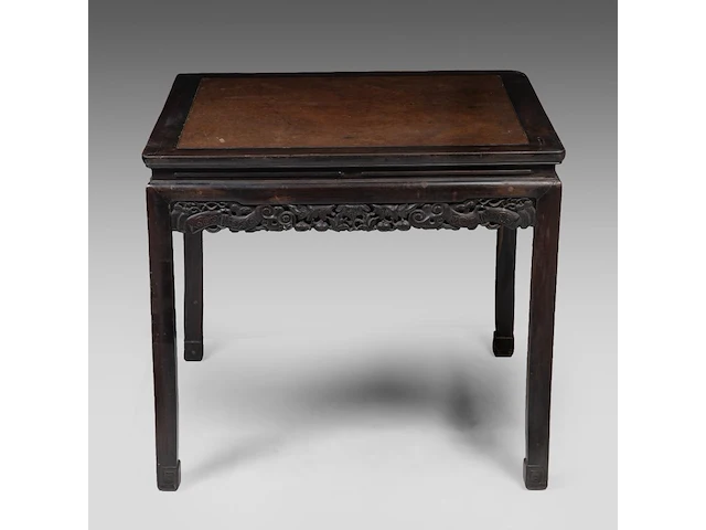 A chinese carved hardwood square table, late qing, h 81,5 - 94 x 94 cm - afbeelding 5 van  6