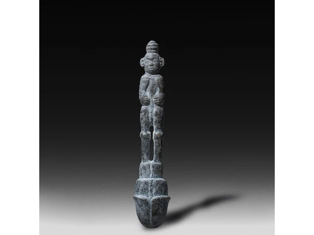A chinese carved jade phallic figure with a phallic end, shang dynasty style 22.5 cm. (8.85 in.) - afbeelding 1 van  4