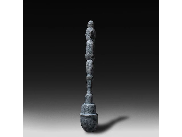 A chinese carved jade phallic figure with a phallic end, shang dynasty style 22.5 cm. (8.85 in.) - afbeelding 3 van  4