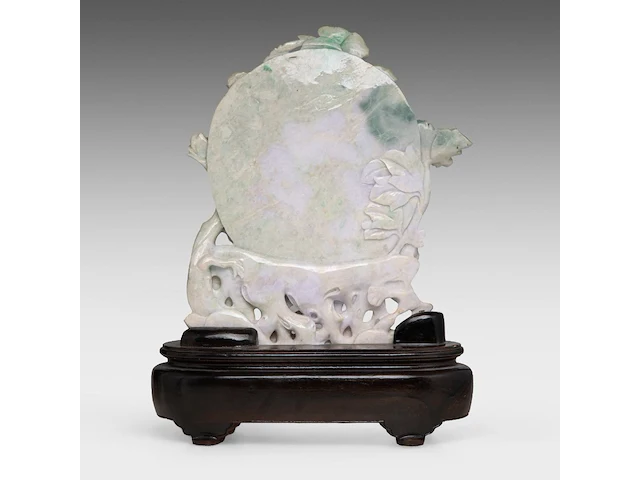 A chinese carved lavender and green jadeite (feicui) group depicting a lotus pond in moonlight, republic period, total h 36,4 cm (fitted to a wooden base) - afbeelding 4 van  6