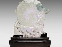 A chinese carved lavender and green jadeite (feicui) group depicting a lotus pond in moonlight, republic period, total h 36,4 cm (fitted to a wooden base) - afbeelding 4 van  6