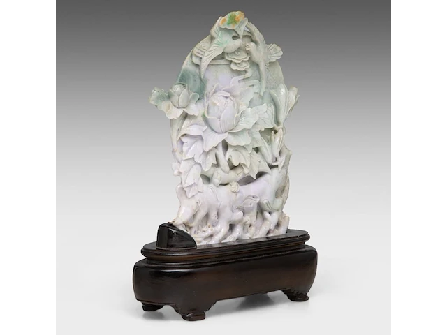 A chinese carved lavender and green jadeite (feicui) group depicting a lotus pond in moonlight, republic period, total h 36,4 cm (fitted to a wooden base) - afbeelding 6 van  6